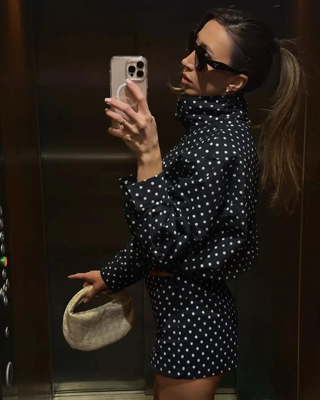 Annie – Taillierte Jacke mit Punkten