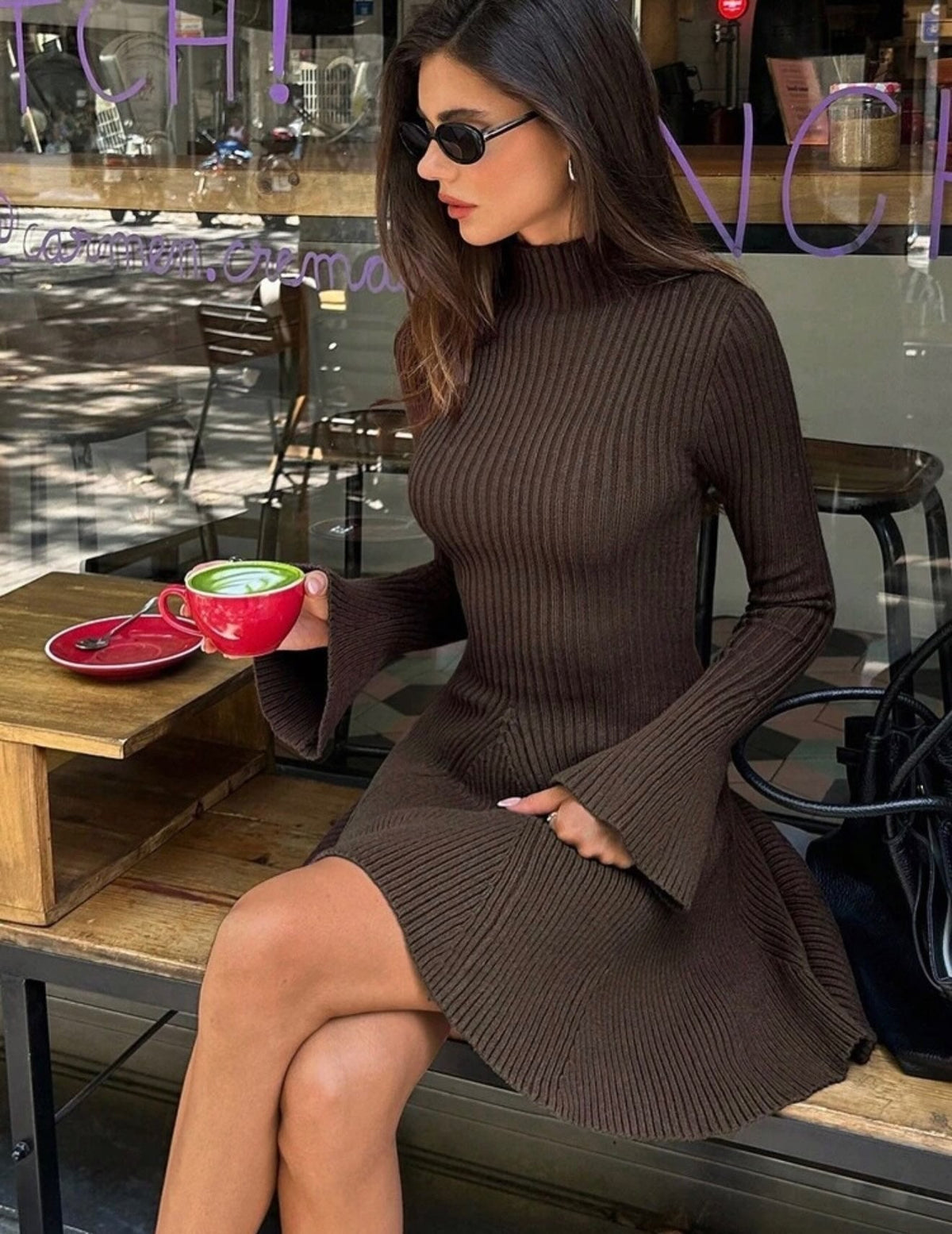 Glockenärmel-Strickkleid aus Rippstrick