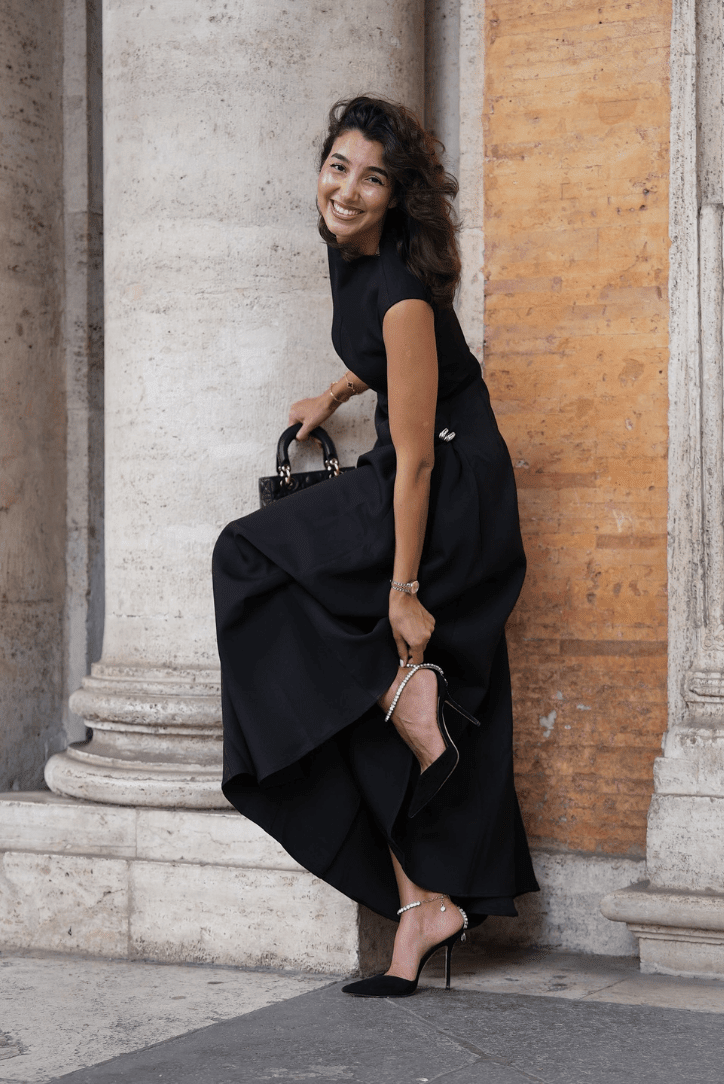 Schwarzes tailliertes Stehkragen-Maxikleid