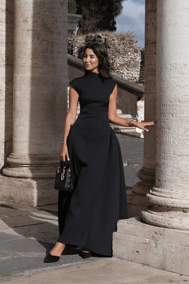 Schwarzes tailliertes Stehkragen-Maxikleid