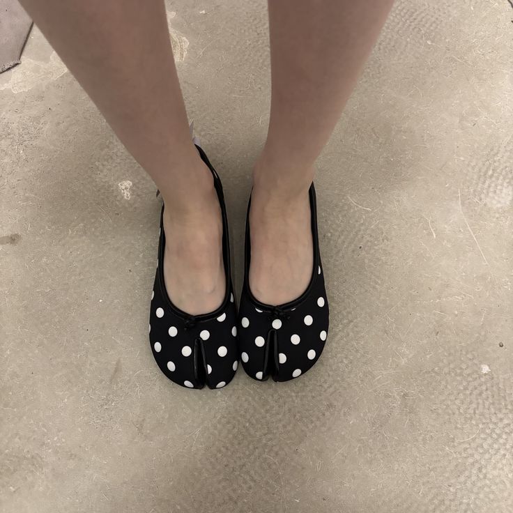 Adelisa – Schleifen-Front Split-Toe Ballerinas