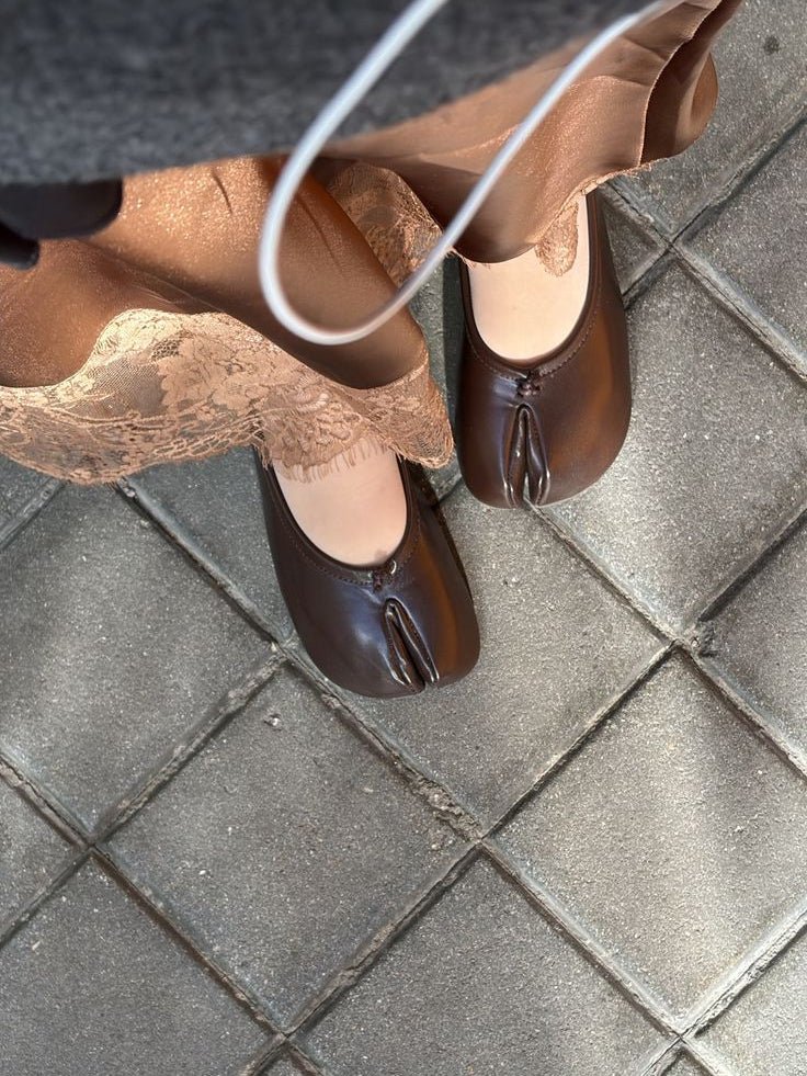 Adelisa – Schleifen-Front Split-Toe Ballerinas