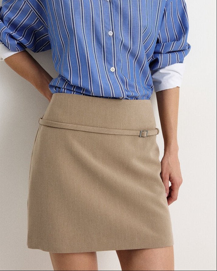 Lässiger Skort mit seitlichem Reißverschluss und Gürtel