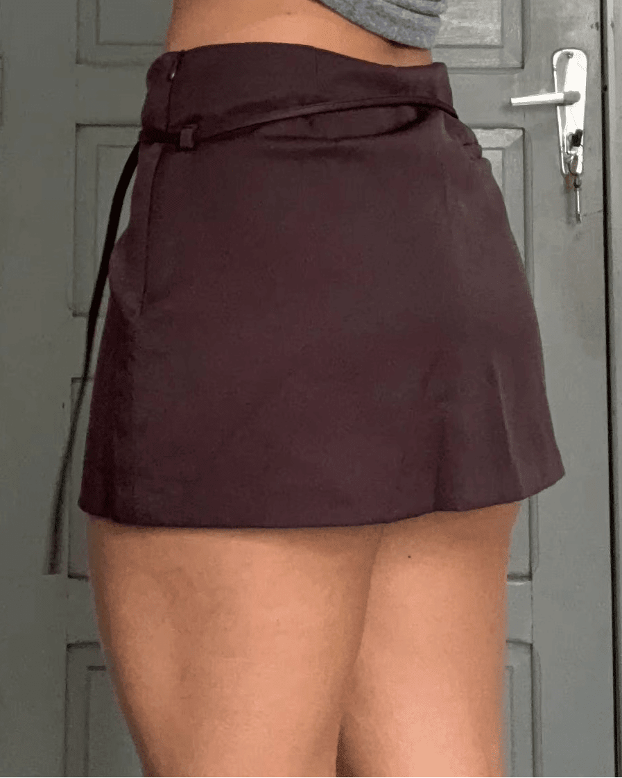 Lässiger Skort mit seitlichem Reißverschluss und Gürtel