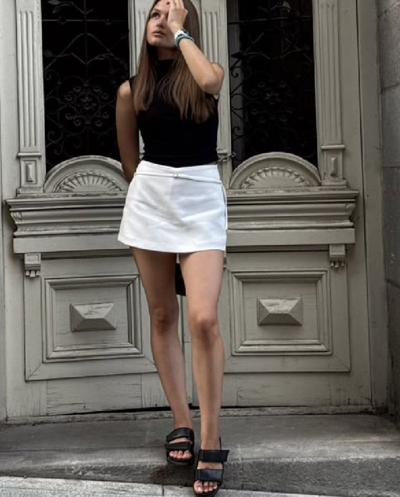 Lässiger Skort mit seitlichem Reißverschluss und Gürtel