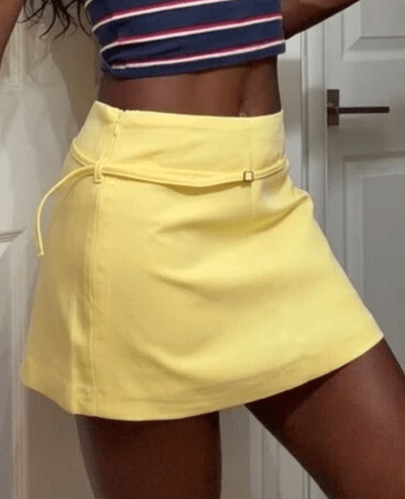 Lässiger Skort mit seitlichem Reißverschluss und Gürtel