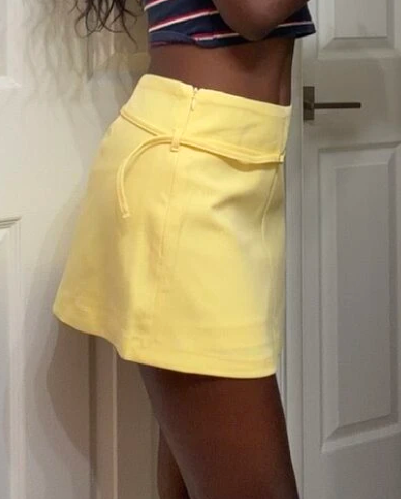 Lässiger Skort mit seitlichem Reißverschluss und Gürtel