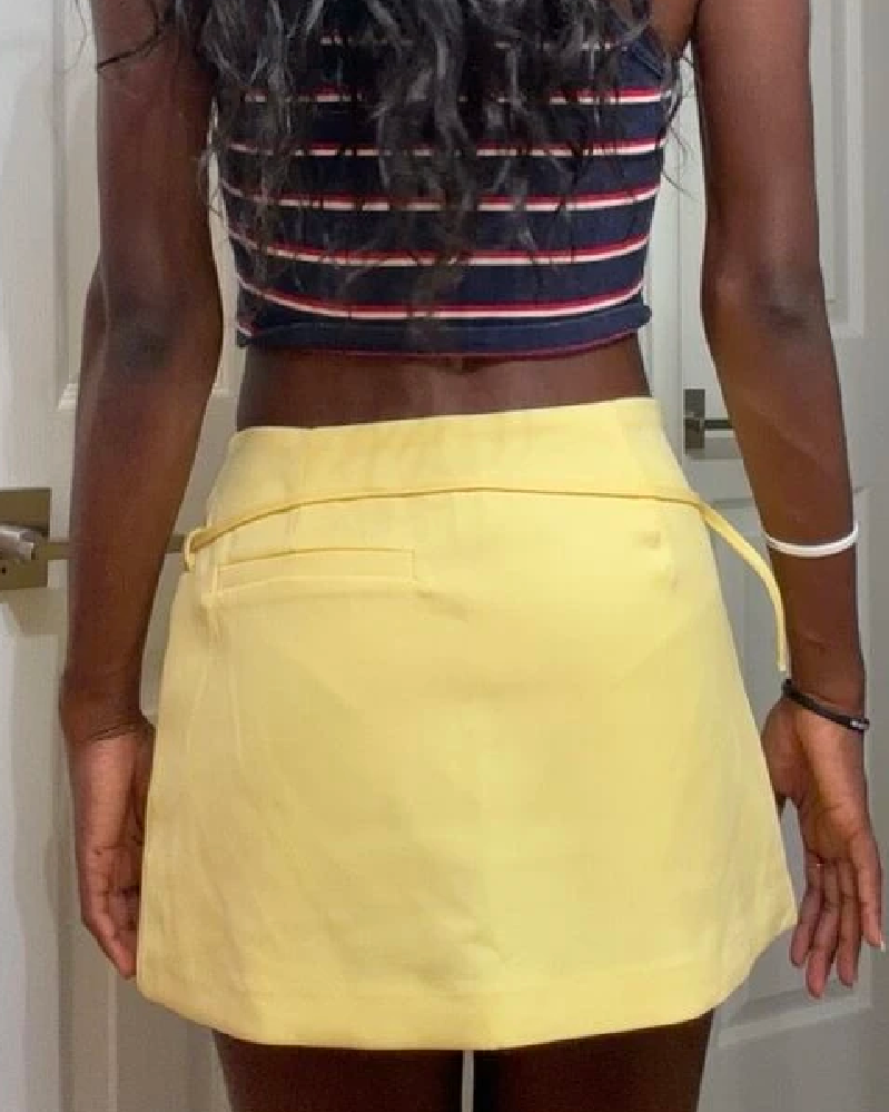 Lässiger Skort mit seitlichem Reißverschluss und Gürtel