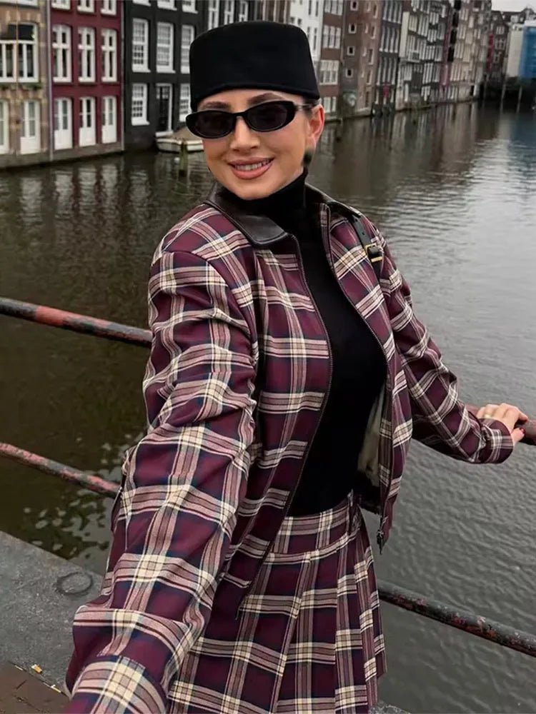 Kariertes Set aus Bomberjacke und Skort