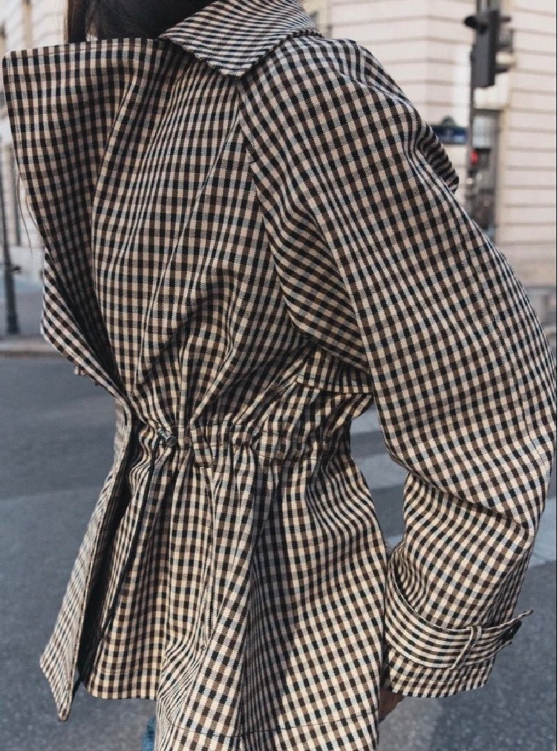 Klassischer kurzer Trenchcoat aus Vichykaro mit Kordelzug