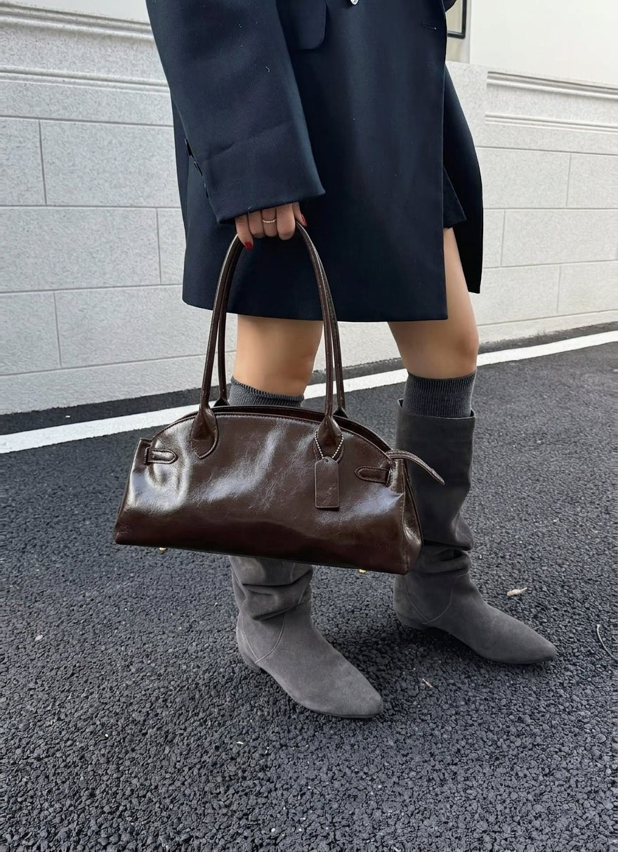 Klassische längliche Schultertasche mit Doppelschlaufe