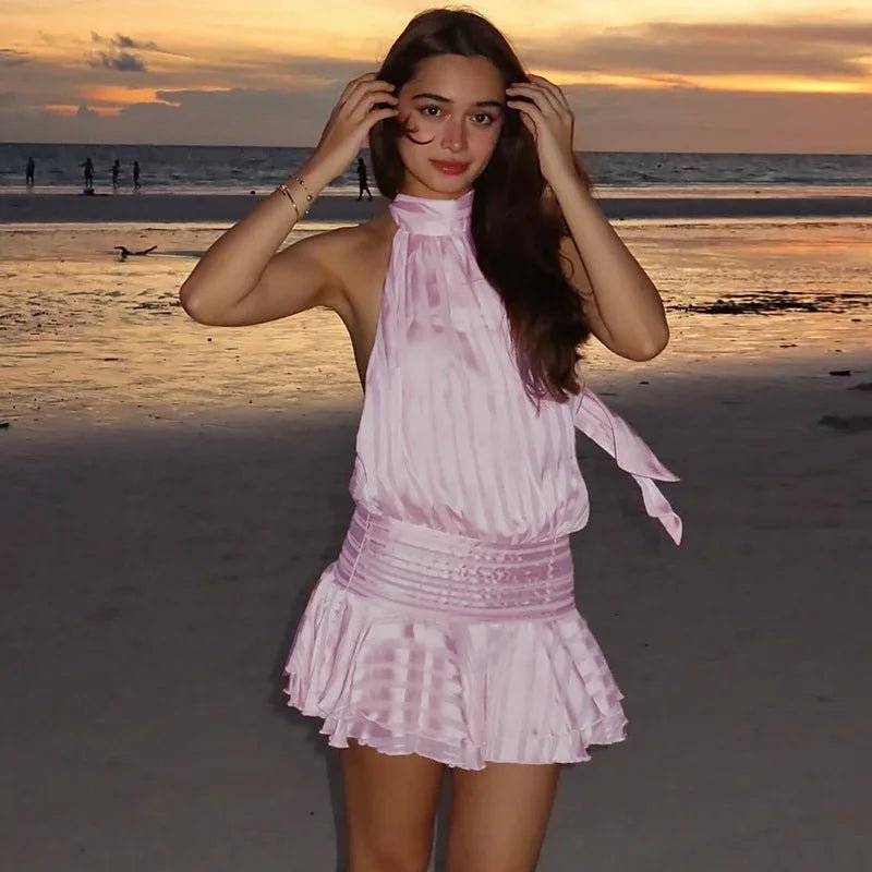 Daniela – Rückenfreies Stufen-Minikleid mit Rüschen