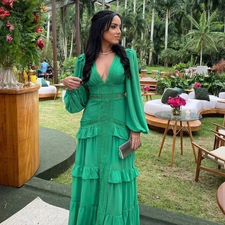 Lucy – Maxikleid mit tiefem V-Ausschnitt und Rüschen