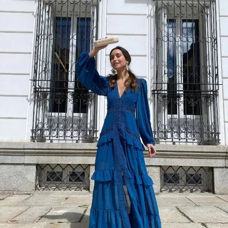 Lucy – Maxikleid mit tiefem V-Ausschnitt und Rüschen