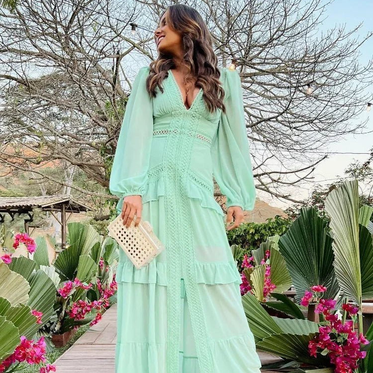 Lucy – Maxikleid mit tiefem V-Ausschnitt und Rüschen