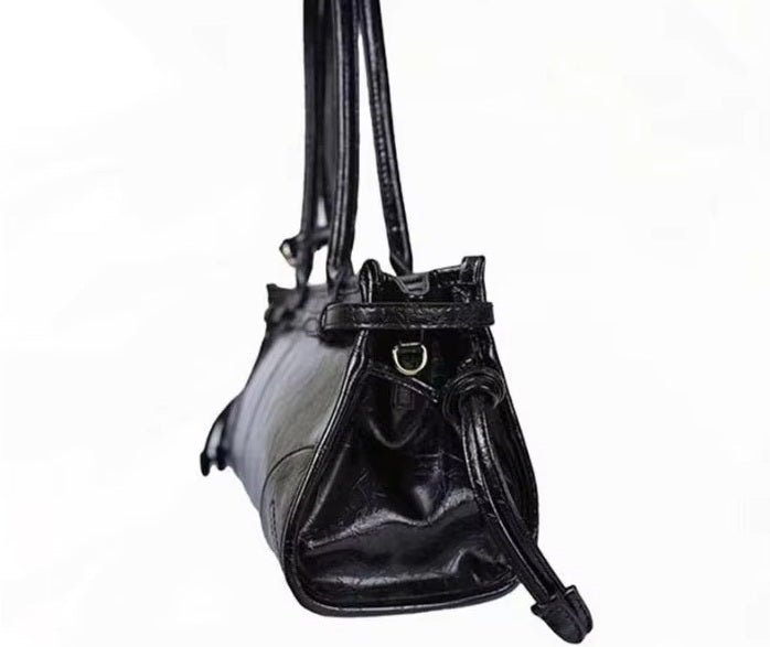 Edelle – Kunstleder-Schultertasche mit Gürtel-Detail