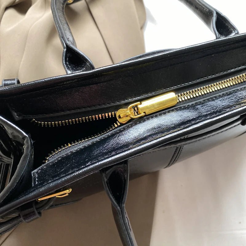 Edelle – Kunstleder-Schultertasche mit Gürtel-Detail