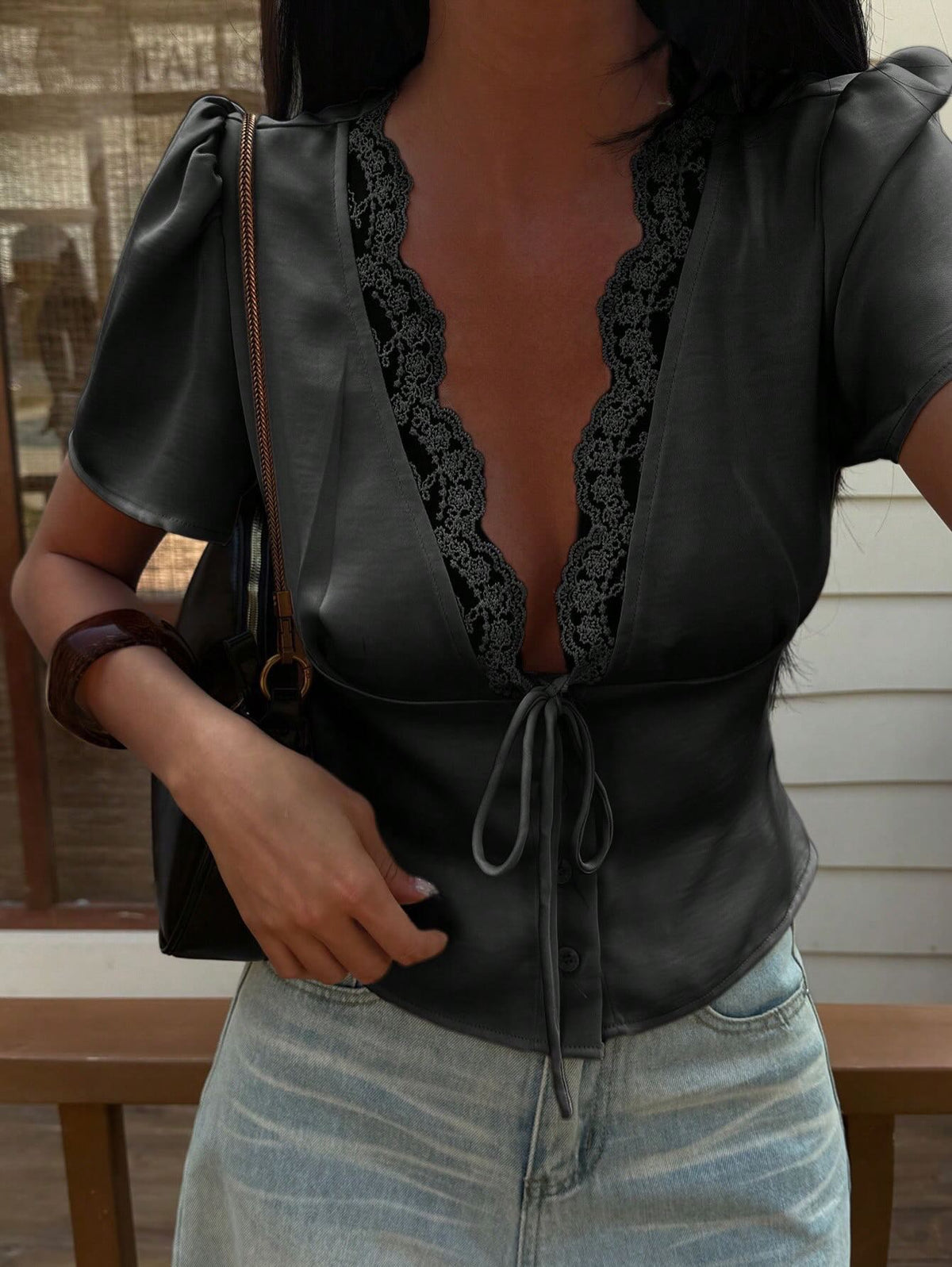 Mia – Satinbluse mit Spitzenbesatz