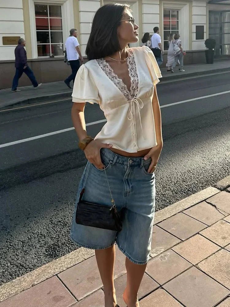 Mia – Satinbluse mit Spitzenbesatz
