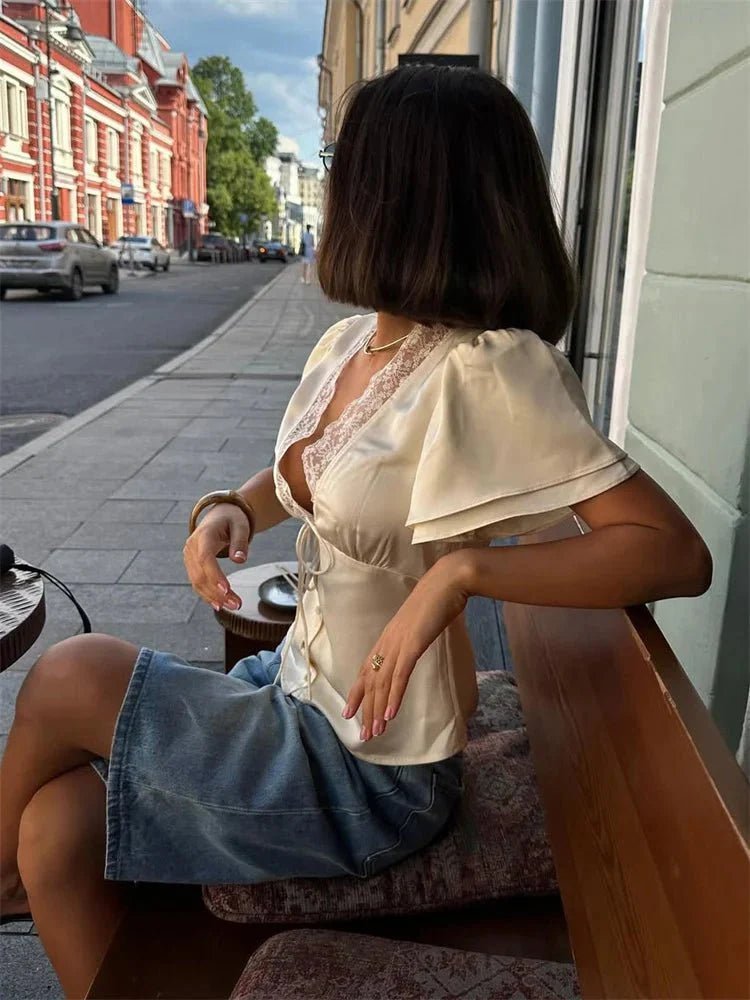 Mia – Satinbluse mit Spitzenbesatz