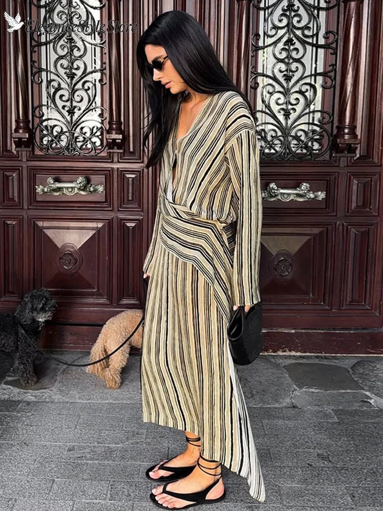 Elegantes gestreiftes Maxikleid mit V-Ausschnitt