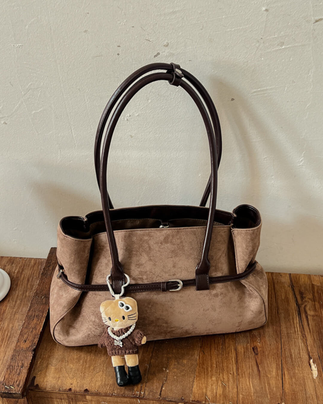 Tote Bag aus Wildlederimitat mit Gürteldetail