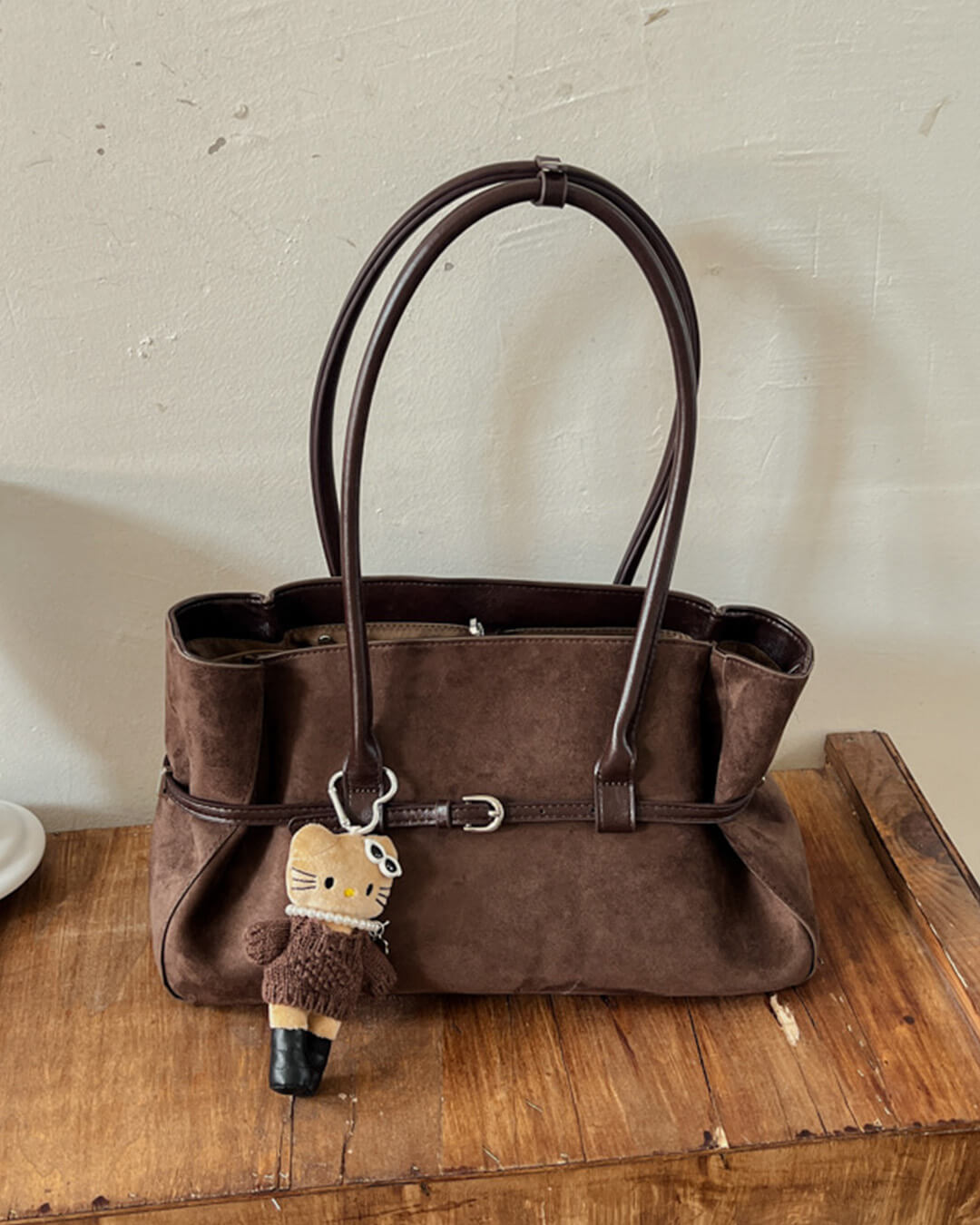 Tote Bag aus Wildlederimitat mit Gürteldetail