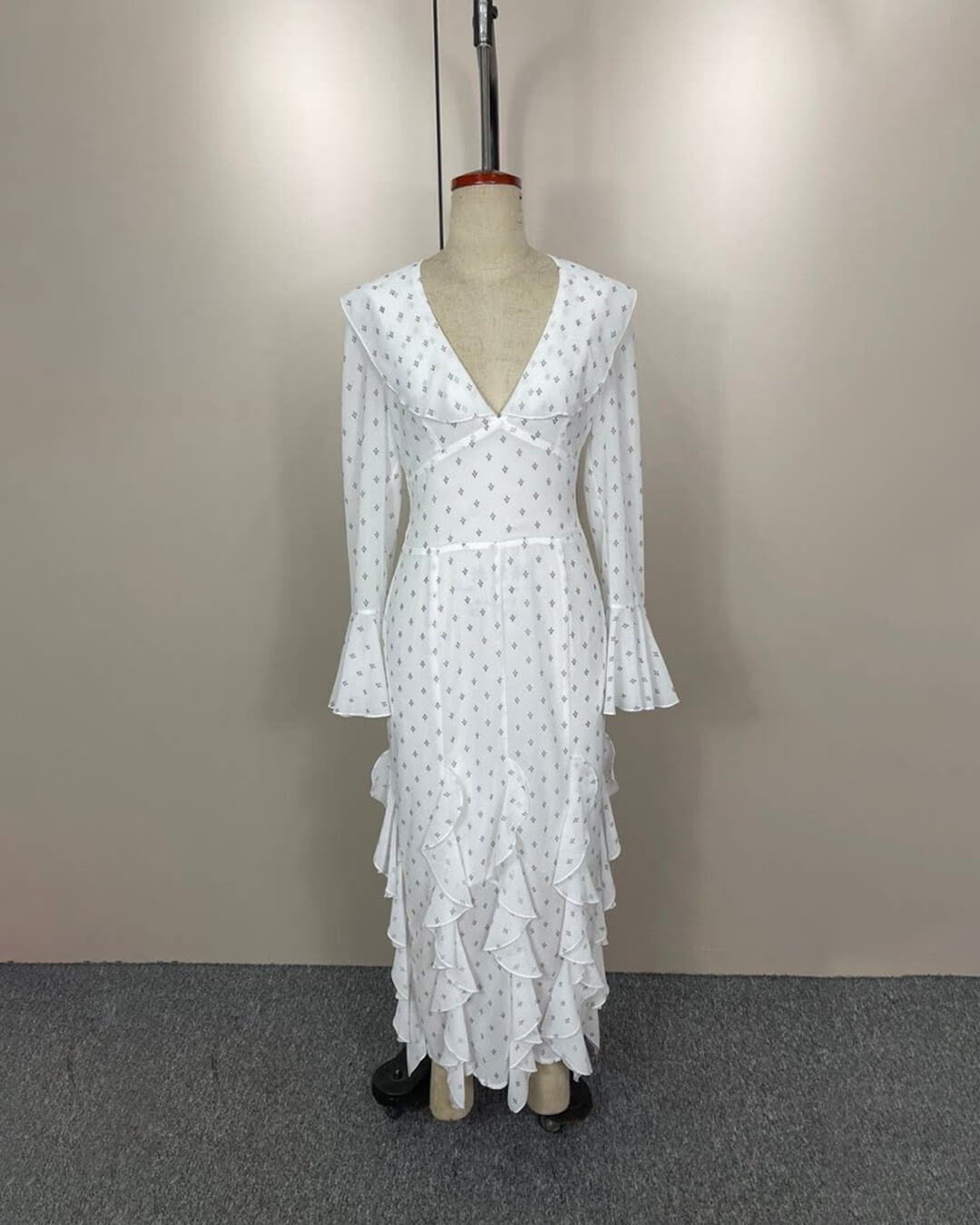 Maxikleid mit Glockenärmeln und Rüschen