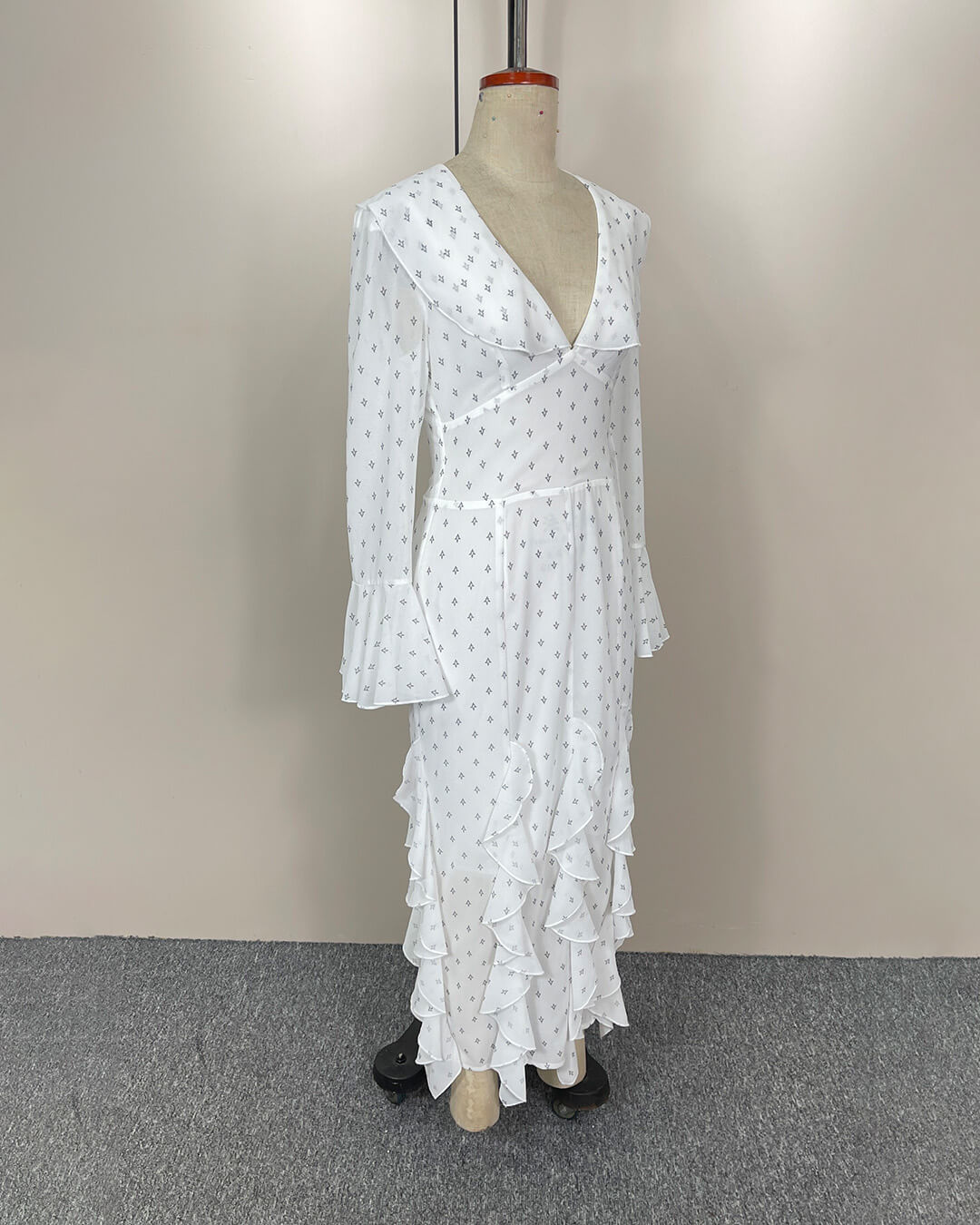 Maxikleid mit Glockenärmeln und Rüschen