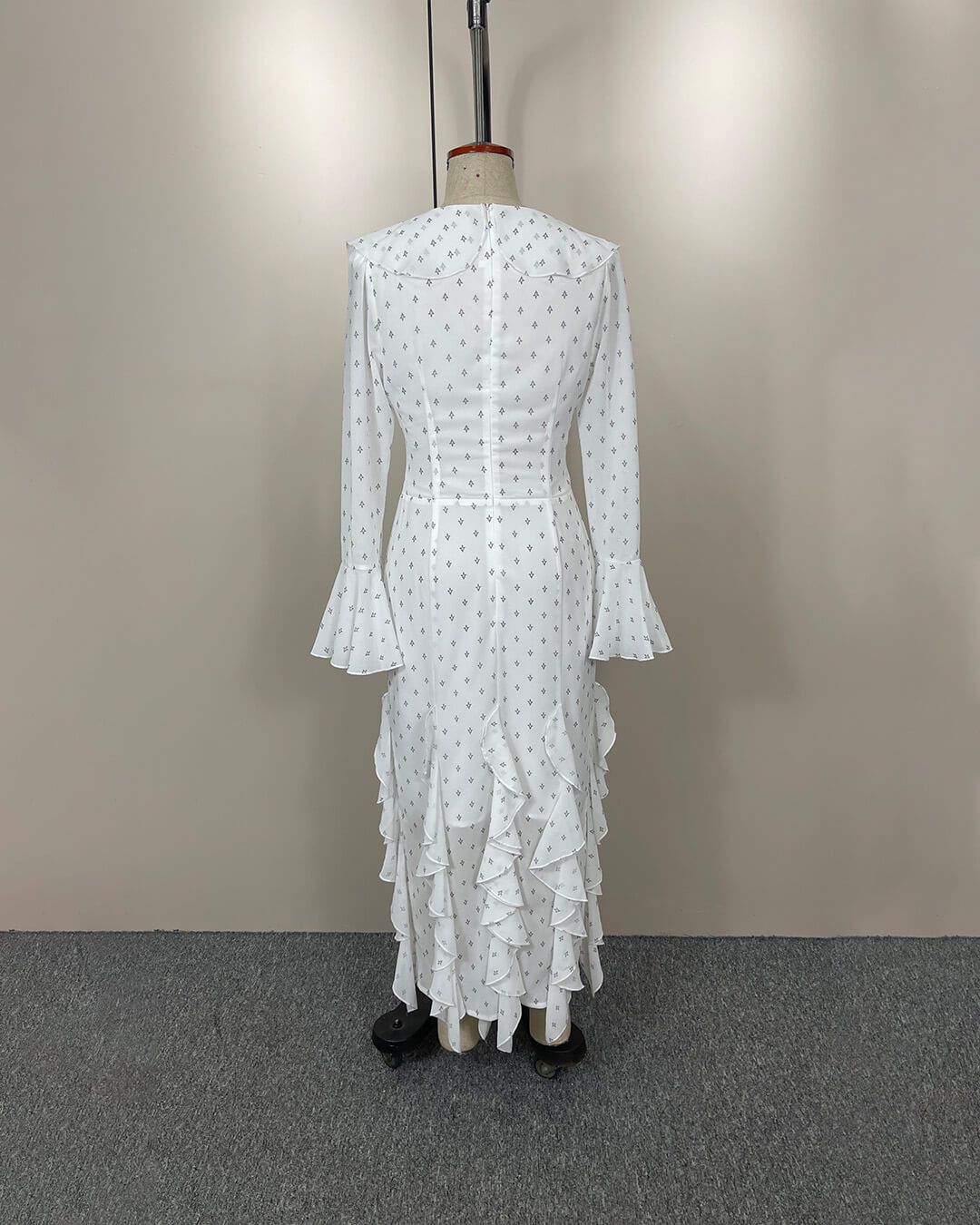 Maxikleid mit Glockenärmeln und Rüschen