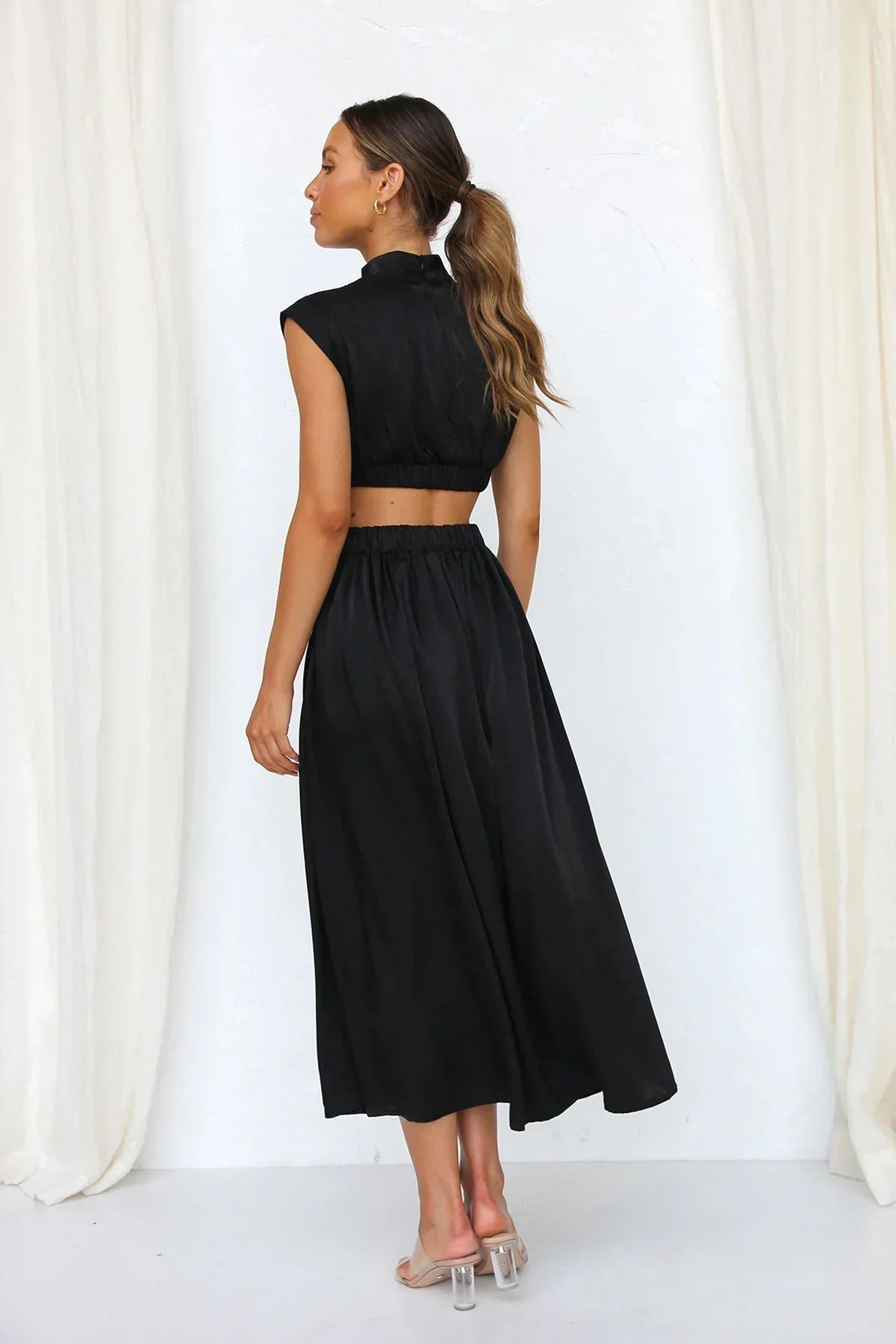 Midikleid mit Stehkragen und Cut-Out