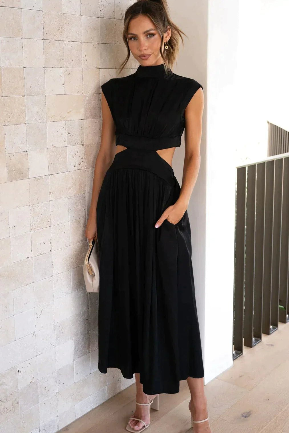 Midikleid mit Stehkragen und Cut-Out