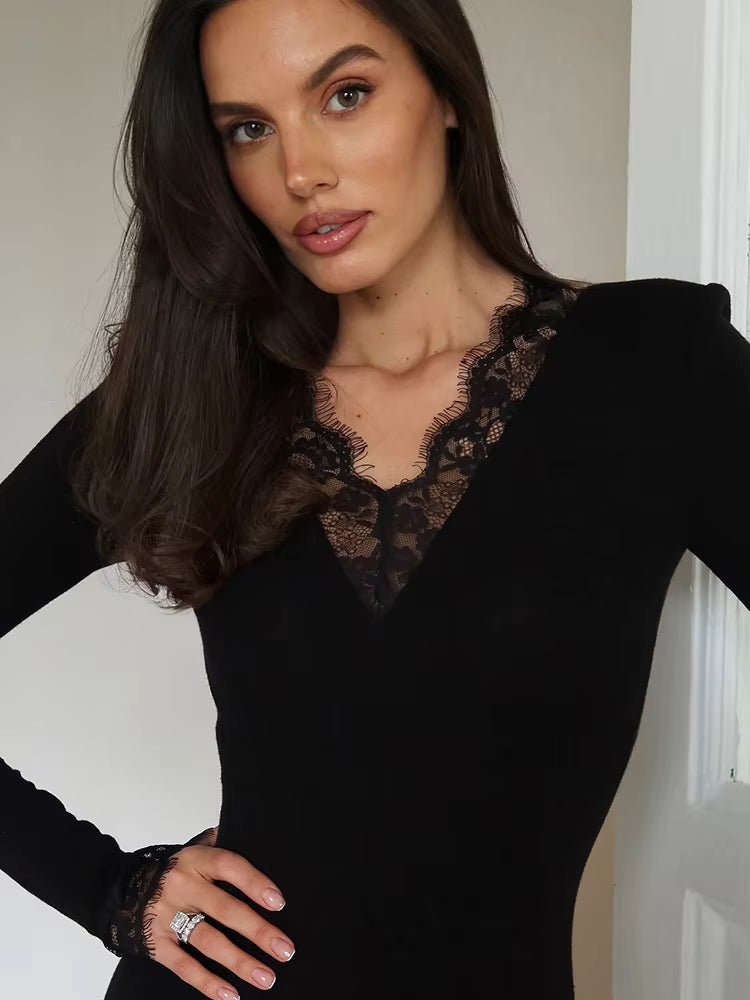 Schmal geschnittenes Langarm-Minikleid mit Spitzenbesatz