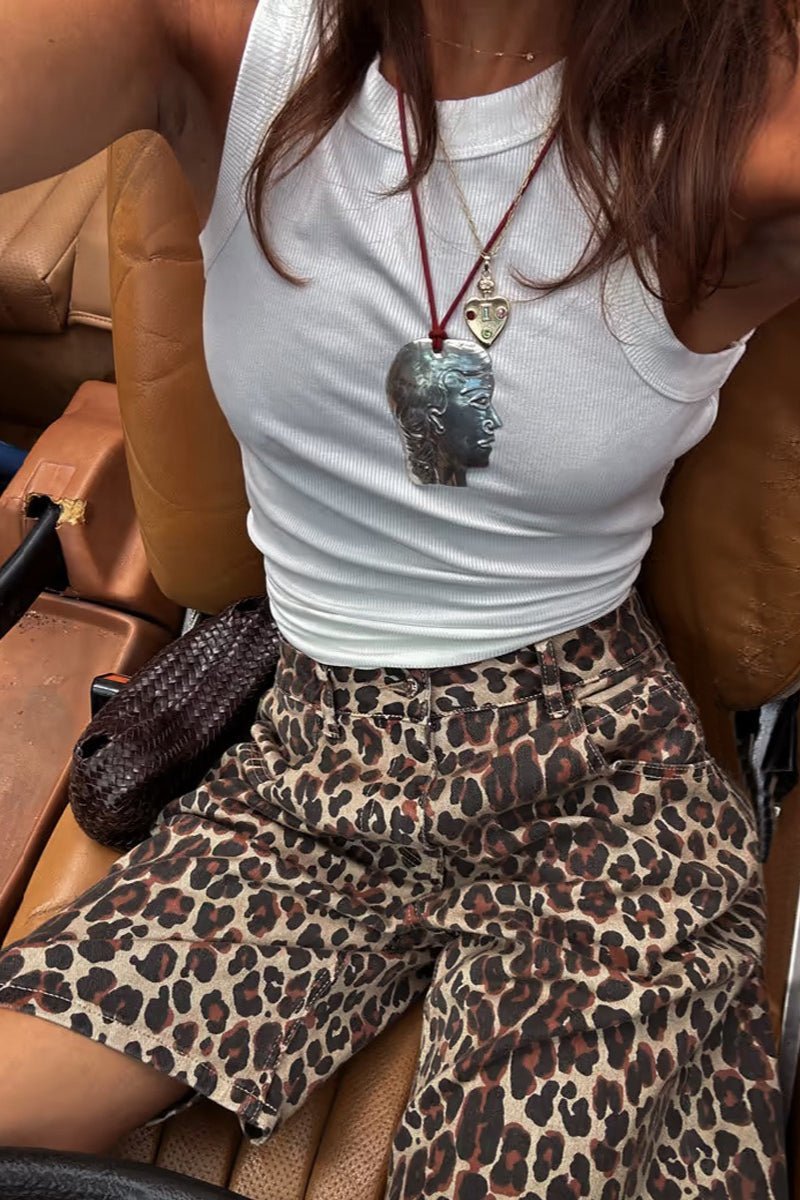 Leoprint knielange Shorts mit tiefer Taille