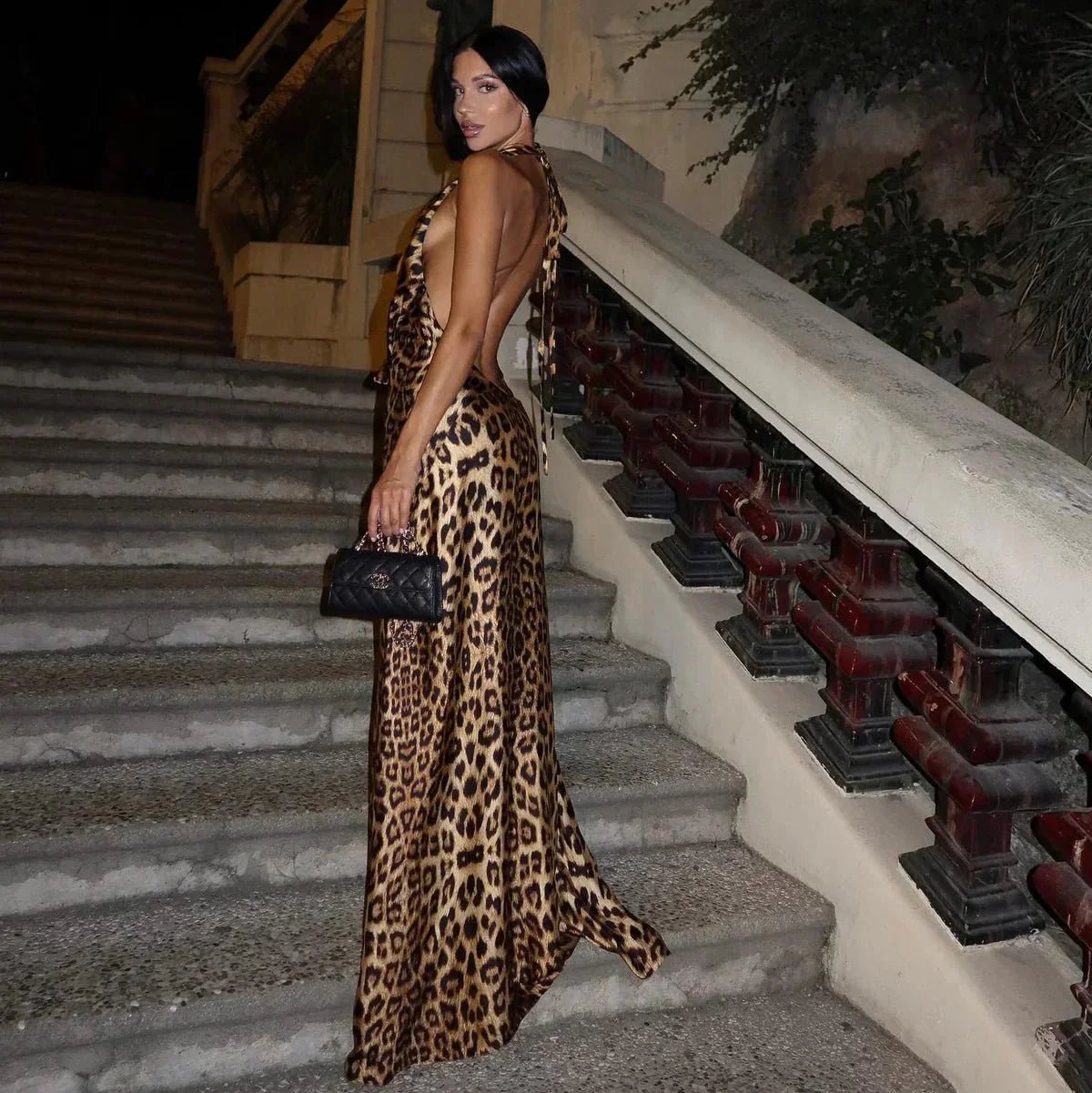 Melissa – Rückenfreies Neckholder-Maxikleid mit Leopardenmuster
