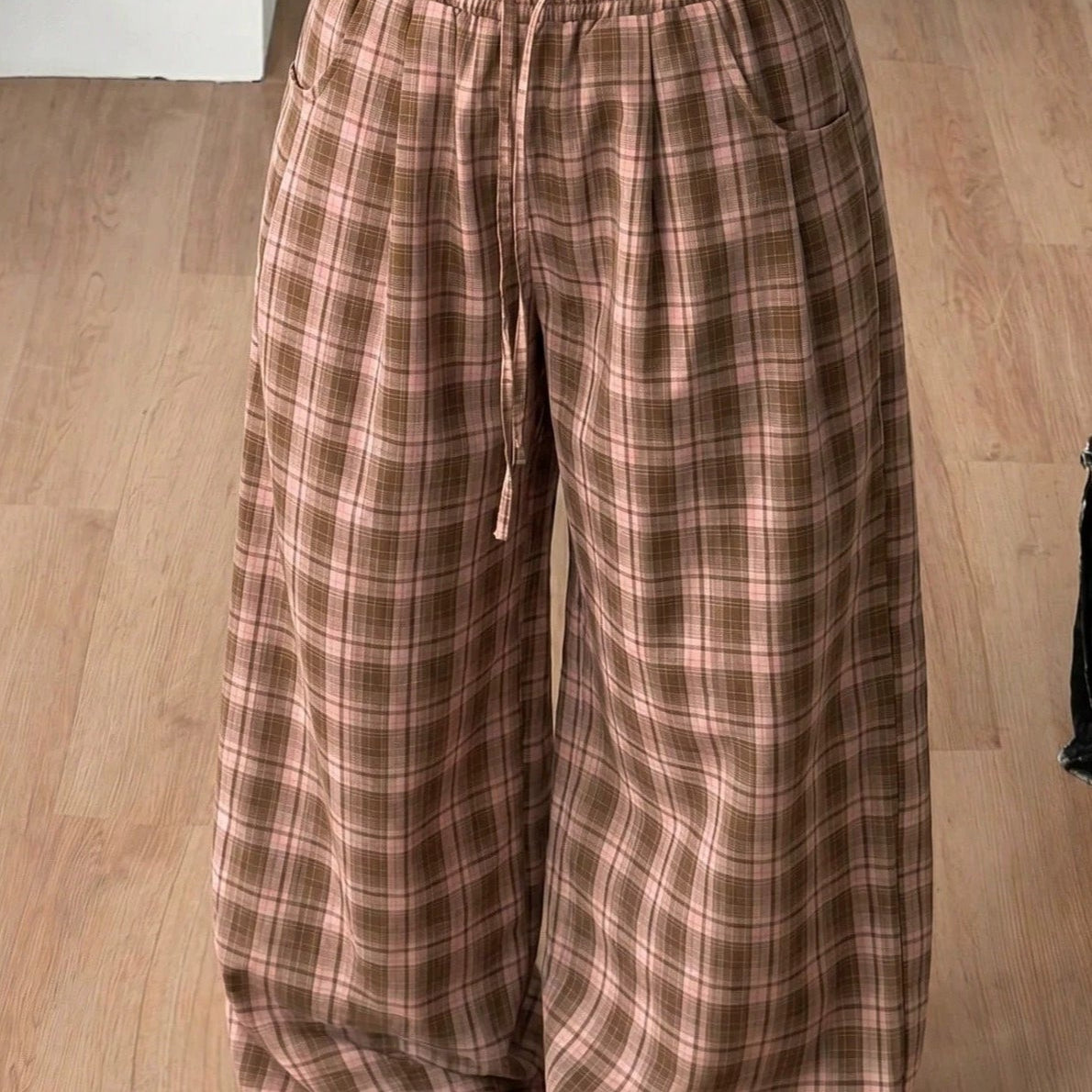 Weite karierte Hose mit Kordelzug