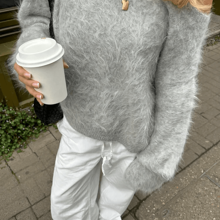 Locker geschnittener, schulterfreier Mohairpullover