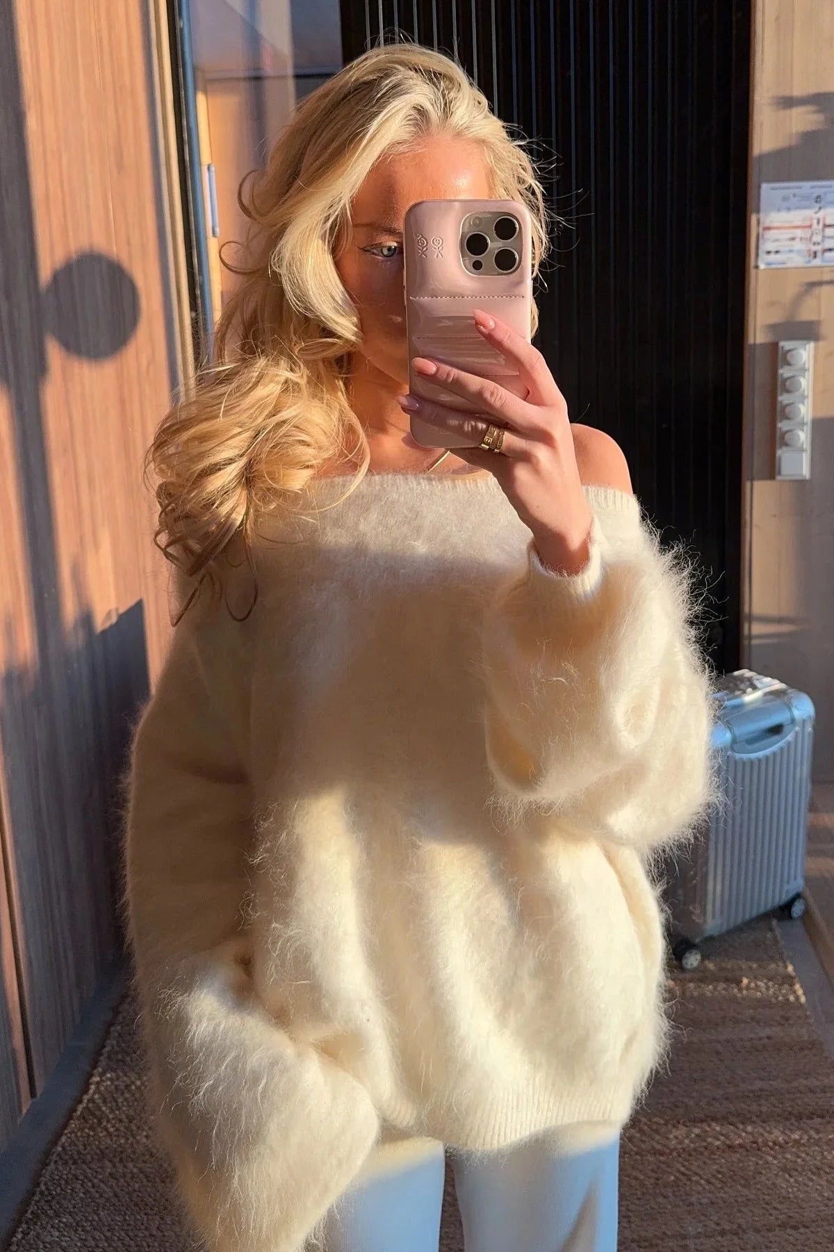 Locker geschnittener, schulterfreier Mohairpullover