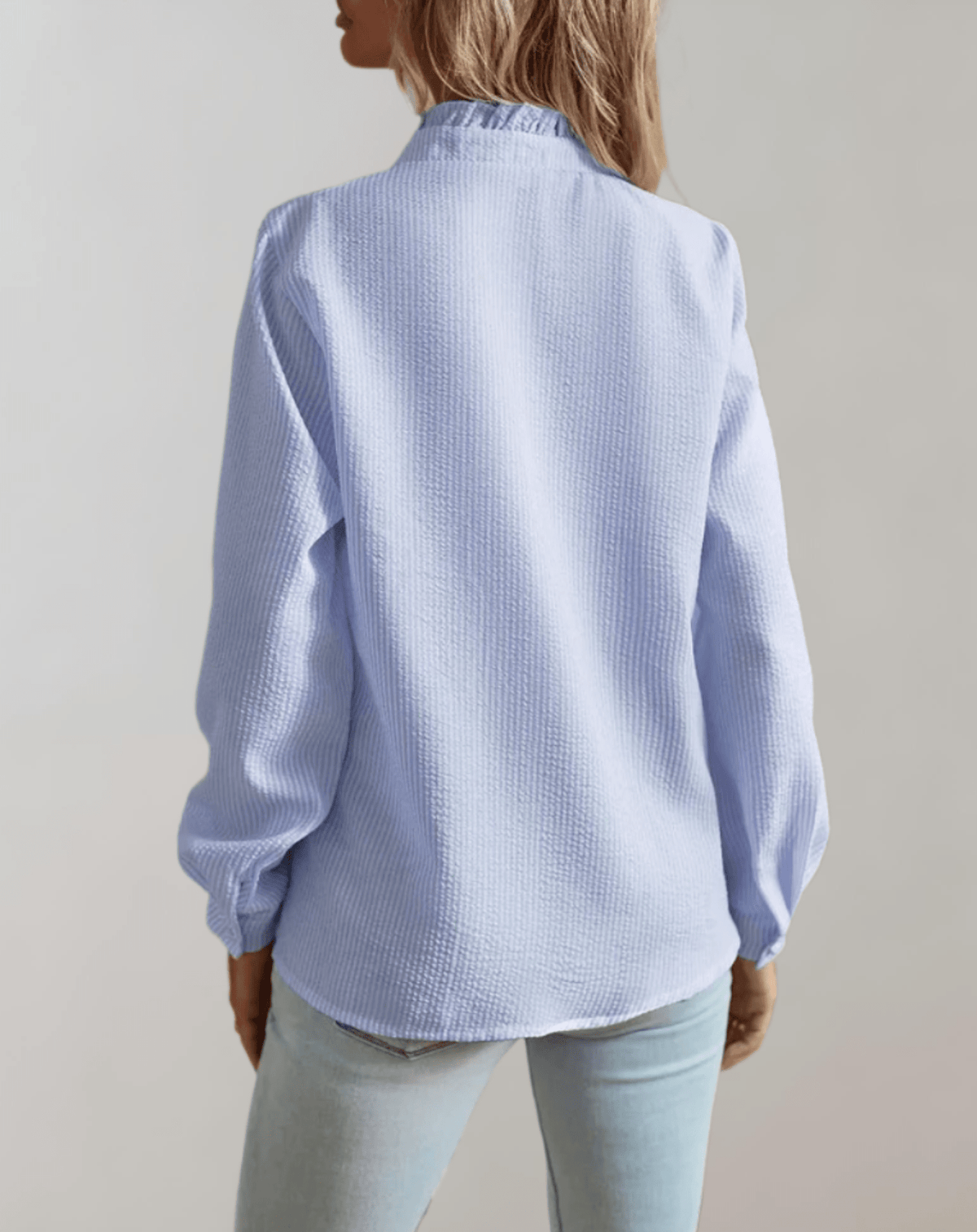 Agnieszka – Lockere Bluse mit Stehkragen und Rüschendetails