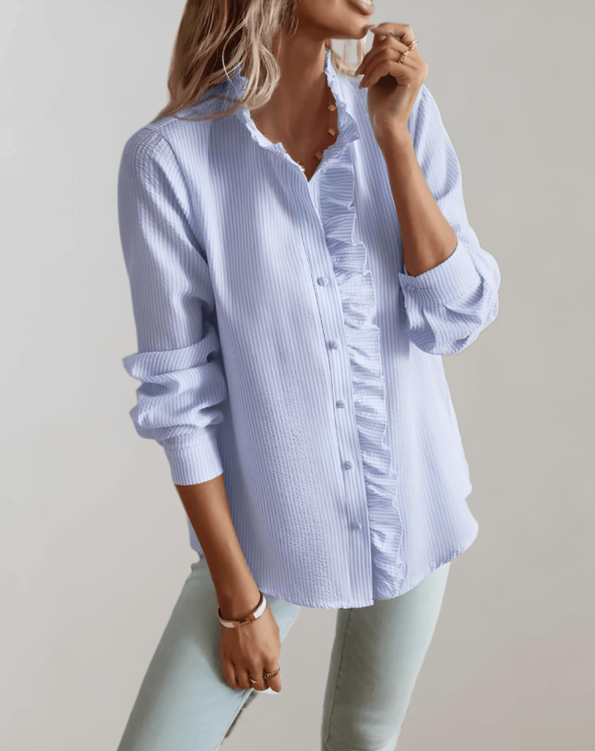 Agnieszka – Lockere Bluse mit Stehkragen und Rüschendetails