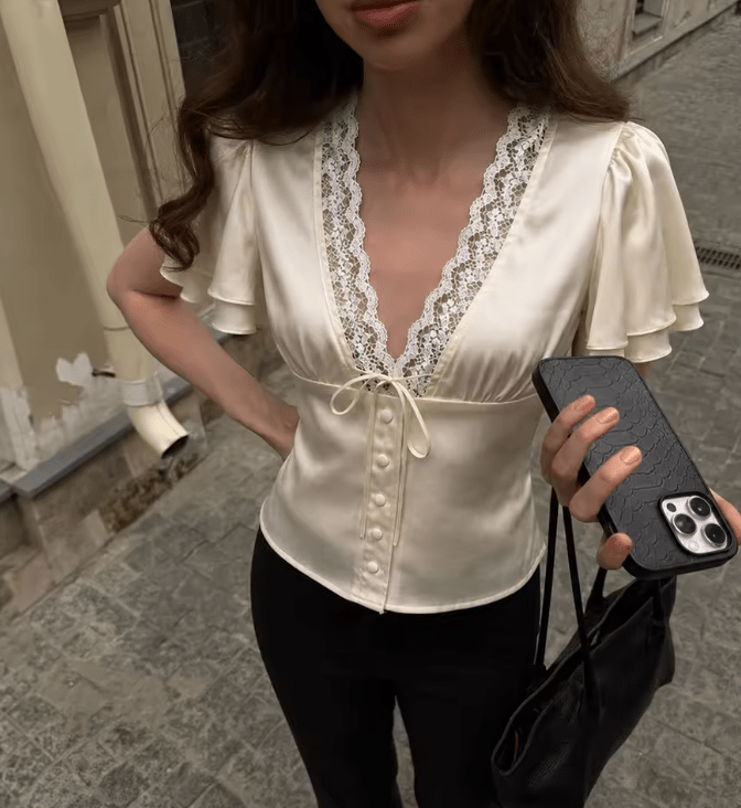 Teresa – Kurzarm-Spitzen-Satin-Bluse mit Knöpfen