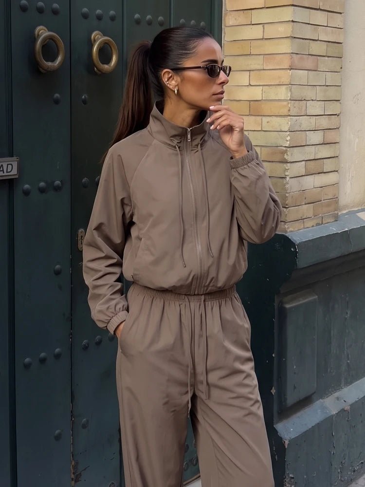 Sportset aus Jacke und weiter Hose