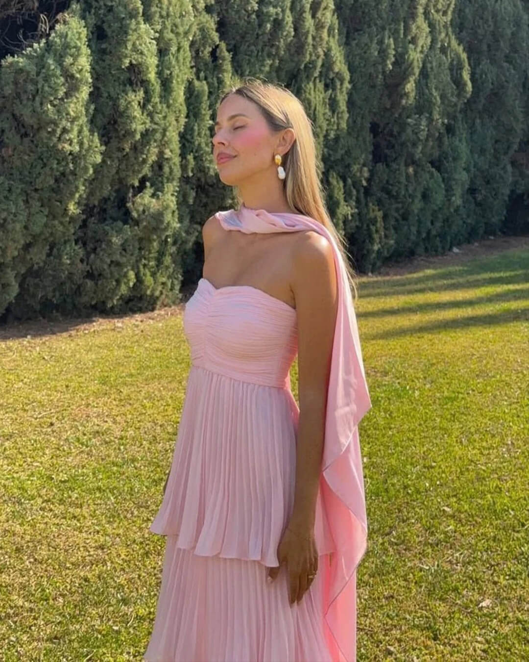 Carla – trägerloses, plissiertes, gestuftes Maxi-Kleid