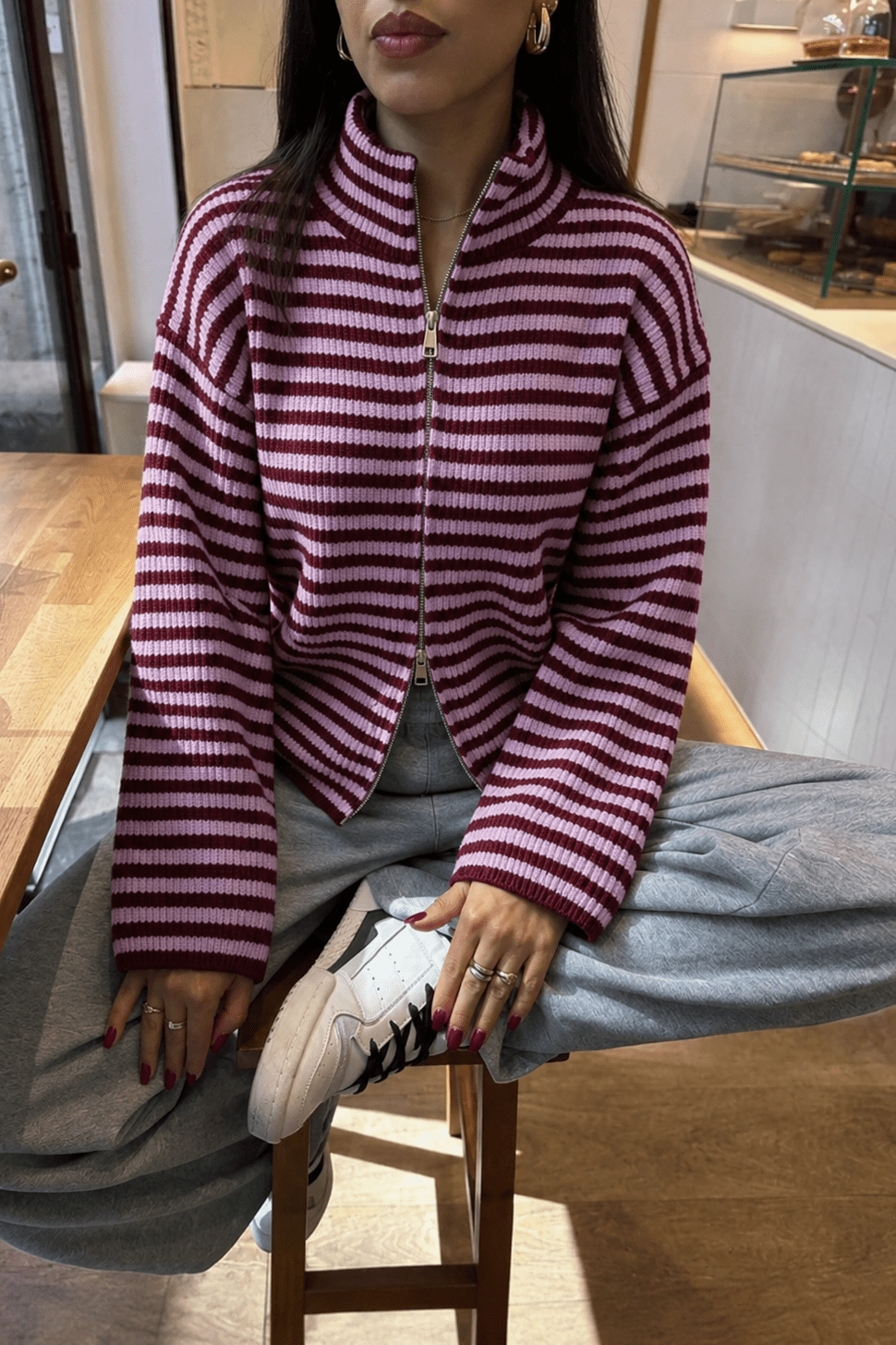 Gestreifter Strickpullover mit hohem Kragen