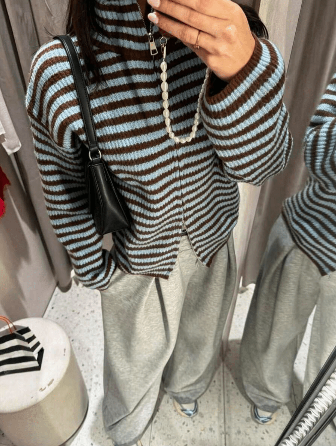Gestreifte Strickjacke mit hohem Kragen und Reissverschluss
