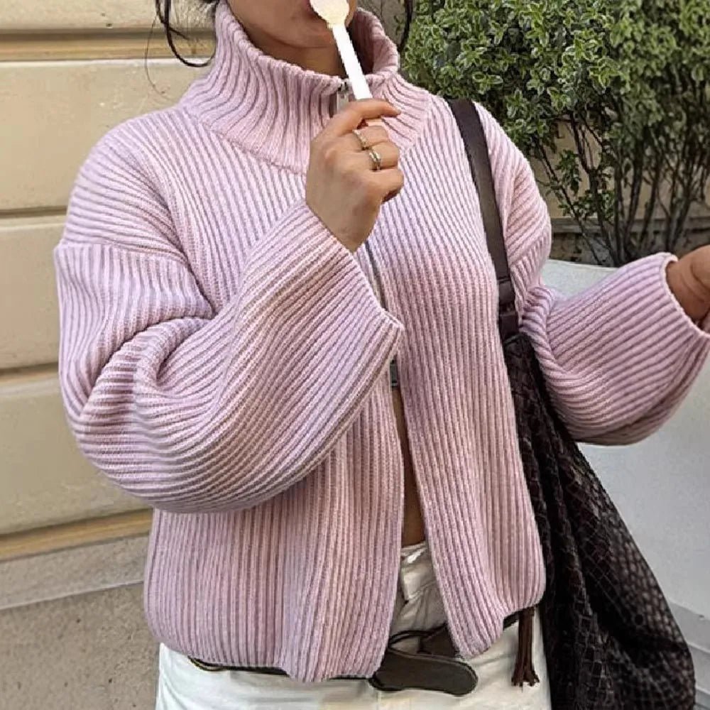 Gestreifte Strickjacke mit hohem Kragen und Reissverschluss