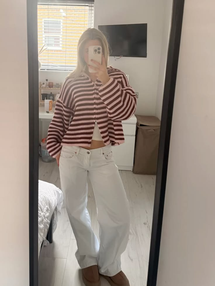 Gestreifte Strickjacke mit hohem Kragen und Reissverschluss