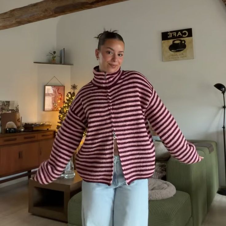 Gestreifte Strickjacke mit hohem Kragen und Reissverschluss