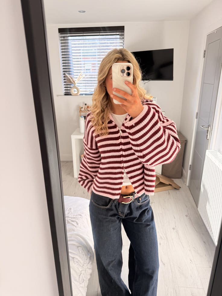 Gestreifte Strickjacke mit hohem Kragen und Reissverschluss