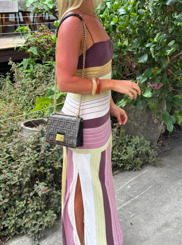 Gestreiftes, figurbetontes Strick-Midikleid